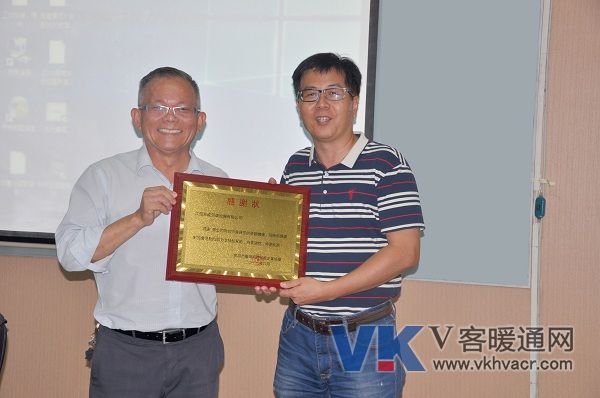 东元接受颁奖2.jpg