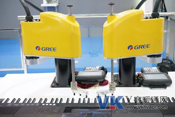由2台GRS405-600水平多关节机器人组成的弹琴机器人.png