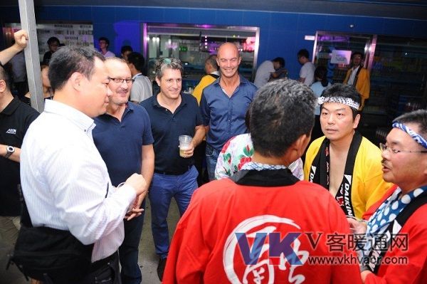各国来宾融和一家.jpg