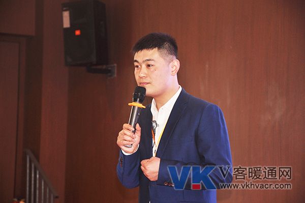 上海湿腾电器有限公司销售总经理谭相东致欢迎辞.JPG