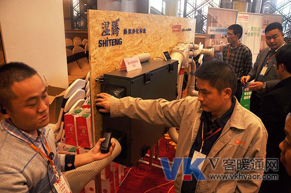 经销商现场参观湿腾产品.JPG