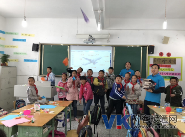 志愿者与同学们一起动手折飞机