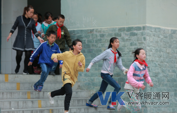 南新小学的同学们有序、高效地进行了地震逃生演习