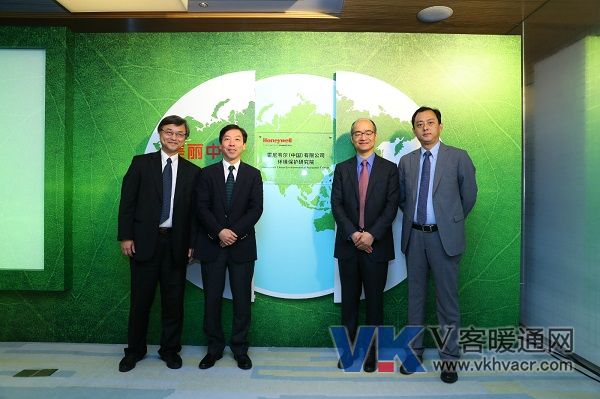 霍尼韦尔（中国）有限公司环境保护研究院正式揭牌，（从左至右：霍尼韦尔UOP研发总监韦丹华，霍尼韦尔UOP中国区总经理刘茂树，霍尼韦尔特性材料和技术集团副总裁兼亚太区总经理余锋，霍尼韦尔特性材料和技术集团过程控制部大中华区副总裁兼总经理陈延）.jpg