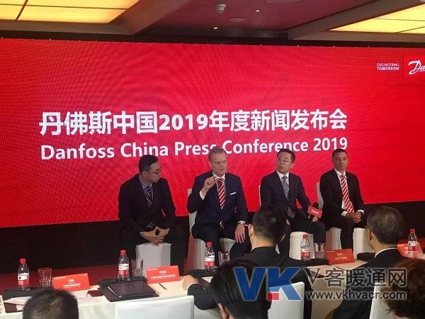 【8】供热事业部负责人于泳溟先生(左一)，传动事业部负责人卢中平先生(右一)与司徒先生及施俊先生一起答记者问.jpg