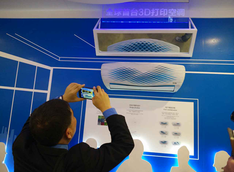 海尔空调在本次制冷展上以多款颠覆性产品体现了其高端产品的创新引领。如在智能空调领域，本次制冷展延续了海尔在家博会期间的“智慧空气生态圈”阵容，以硬件+软件+服务组成的空气套装再次集体亮相，天樽、天铂、空气魔方等颠覆性智能空气产品向人们展示了最先进、最完善的智慧空气解决方案。